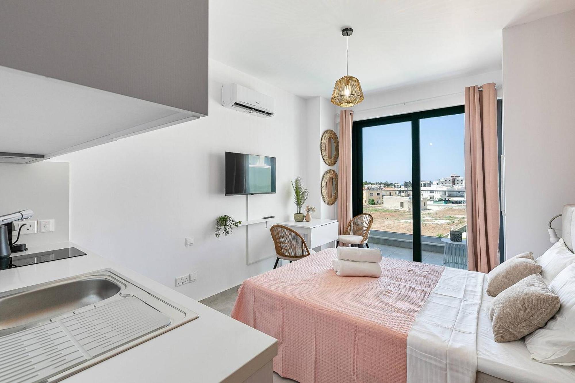 New Coral + Pool & Sauna Appartement Paphos